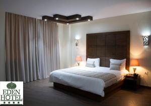 Postel nebo postele na pokoji v ubytování Eden Hotel
