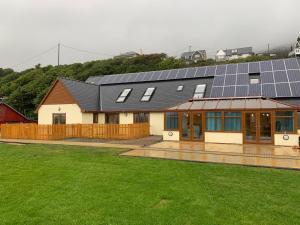 una casa con paneles solares encima en Barmouth Beach Club, en Barmouth