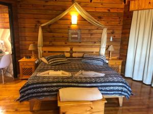 グラスコップにあるZur Alten Mineの丸太小屋のベッドのある寝室