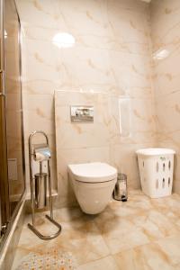 ein Bad mit einem WC und einer Dusche in der Unterkunft LUX Apartment near Arena City in Kiew