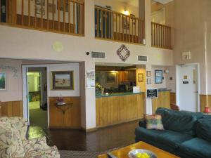 a living room with a couch and a kitchen at Americourt Hotel - Mountain City in Mountain City
