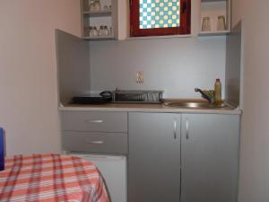Kuchyň nebo kuchyňský kout v ubytování Apartmani Sobe BILJANA