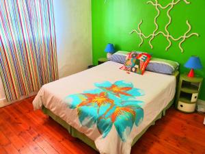 ein Schlafzimmer mit einem Bett mit einer Blume darauf in der Unterkunft Happy Home - Woodstock in Kapstadt