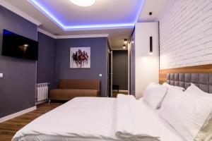 ein Schlafzimmer mit einem großen Bett mit blauer Decke in der Unterkunft Vip Apartment near Arena City in Kiew