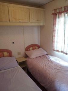 Rúm í herbergi á 40 AntrimHeights MOBILE self catering can sleep 6