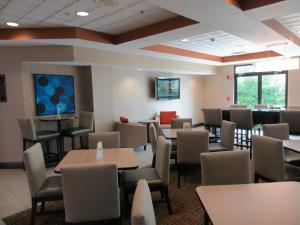 孟菲斯Country Inn & Suites by Radisson, Wolfchase-Memphis, TN的有桌椅的餐厅