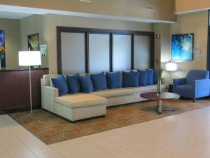 Country Inn & Suites by Radisson, Wolfchase-Memphis, TN的休息区