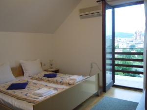 Postel nebo postele na pokoji v ubytování Apartmani Sobe BILJANA
