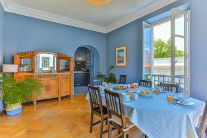 - une salle à manger avec une table et de la nourriture dans l'établissement Maison Bianchi - 24 Paul Deroulede, à Nice