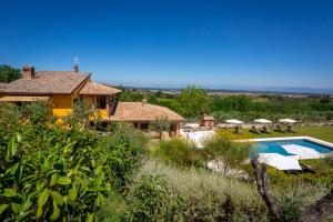 eine Villa mit einem Pool und einem Haus in der Unterkunft Villa Amadeo by PosarelliVillas in Montaione