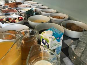 einen Tisch mit Schalen mit Lebensmitteln und anderen Zutaten in der Unterkunft Marlborough Hotel in Shanklin