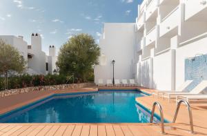 una piscina di fronte a un edificio di Hotel Palia Puerto del Sol a Cala d´Or