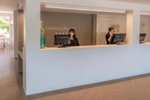 Hotel Canada Palace في كالافيل: سيدتان واقفتان أمام مرآة