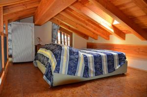ein Schlafzimmer mit einem Bett in einem Zimmer mit Holzdecken in der Unterkunft Holiday house with garden and enchanting view in Villeneuve