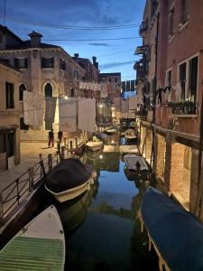 eine Gruppe von Booten wird in einem Kanal angedockt in der Unterkunft The Other Serenissima (With A/C) in Venedig