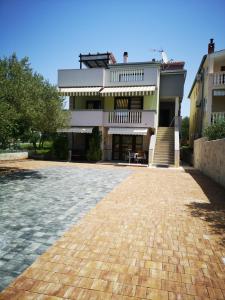 dom z ceglanym podjazdem przed nim w obiekcie Apartments Bosana XIV w Biogradzie na Moru