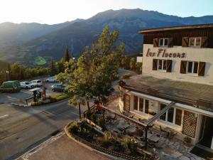 eine Luftansicht eines Restaurants mit Parkplatz in der Unterkunft Hôtel les Flocons in Le Sauze