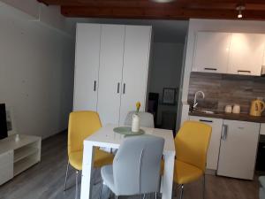 Kuchyň nebo kuchyňský kout v ubytování FINA M Studio Apartman