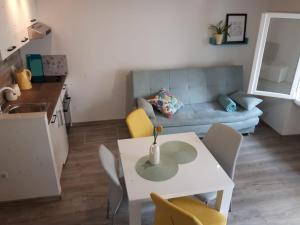 Kuchyň nebo kuchyňský kout v ubytování FINA M Studio Apartman