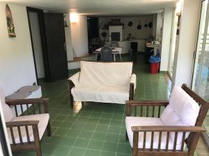 アレネッラにあるVilla Mareaの緑のタイルフロアのリビングルーム(白い家具付)