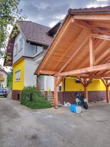 um edifício com um pavilhão de madeira em frente a uma casa em Apartma Vita em Rečica ob Savinji