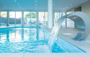 una piscina con una fuente de agua en un edificio en Odalys City Colmar La Rose d'Argent en Colmar