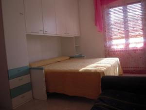 ペスカーラにあるCasa Isabellaの小さなベッドルーム(ベッド1台、窓付)