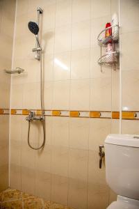 ein Bad mit einer Dusche und einem WC in der Unterkunft Nessebar's NEW Town / TOP Centre / 2-BDR Apartment in Nessebar