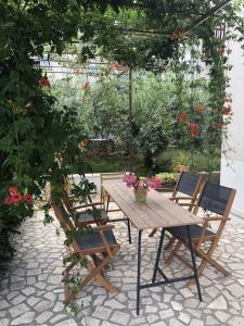 una mesa de madera y sillas en un jardín en Magnolia, en Pula