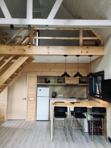 Kuchyňa alebo kuchynka v ubytovaní BagriWood Lodges (Лоджі БагріВуд)