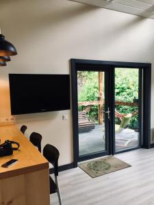 Televízia a/alebo spoločenská miestnosť v ubytovaní BagriWood Lodges (Лоджі БагріВуд)