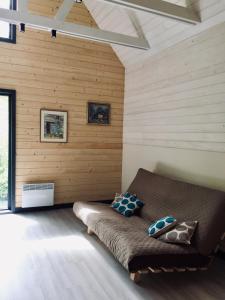 1 dormitorio con 1 cama en una habitación con paredes de madera en BagriWood Lodges (Лоджі БагріВуд), en Yaremche