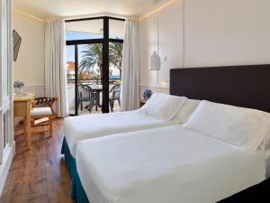 A bed or beds in a room at H10 Conquistador