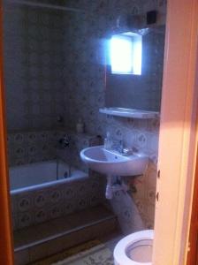 ハイドゥソボスローにあるSzoboszlófőnix Vendégházのバスルーム(シンク、バスタブ、トイレ付)
