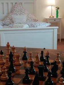 a chess board and a bed with a chess board and a chessboard at Ferienhaus am Haselbach in Ebershausen
