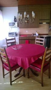 une table à manger avec un tissu de table rose dans l'établissement Bijou Hofstetten, à Hofstetten 