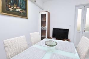 Televízia a/alebo spoločenská miestnosť v ubytovaní Apartments Jere Proto
