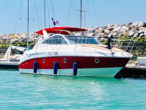 תמונה מהגלריה של Bateau Haut Standing Privative - Nuit à Quai Port La Rochelle בלה רושל