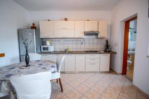 Kuchyň nebo kuchyňský kout v ubytování Apartment Franić