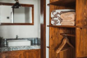 een badkamer met een wastafel en een deur met handdoeken bij Big Brother Berawa Beach in Canggu +20 foto's