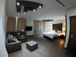Postel nebo postele na pokoji v ubytování Eden Hotel