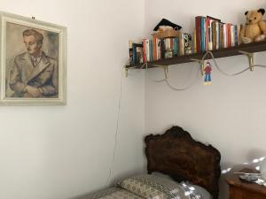 アラッシオにあるZahir b&bの壁面の男像を描いた部屋