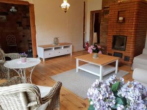 un soggiorno con tavolo e camino di Posti 22 külaliskorter a Haapsalu