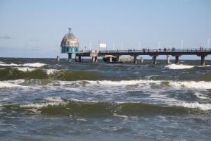 ein Pier mitten im Ozean mit Wellen in der Unterkunft Ferienquartier Müller Z4 in Zinnowitz