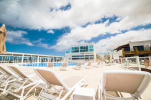 Hotel Boutique TAO Caleta Mar内部或周边的泳池