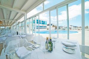 Hotel Boutique TAO Caleta Mar餐厅或其他用餐的地方