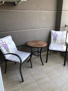 two chairs and a table and a table and chairs at Stensi Atlantis studia in Ravda