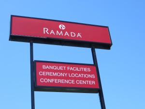 ein Schild für Rambault-Einrichtungen, Notstandorte und Konferenzzentrum in der Unterkunft Ramada by Wyndham Lansing Hotel & Conference Center in Lansing