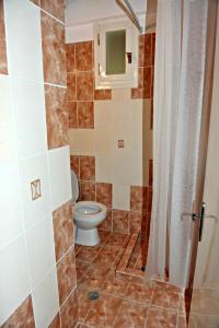 La salle de bains est pourvue d'une douche et de toilettes. dans l'établissement Studios Dimitris Giatras, à Zante