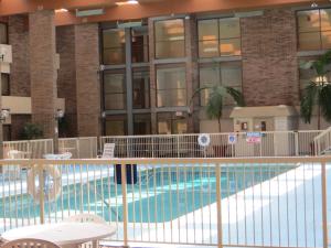 Swimmingpoolen hos eller tæt på Ramada by Wyndham Lansing Hotel & Conference Center